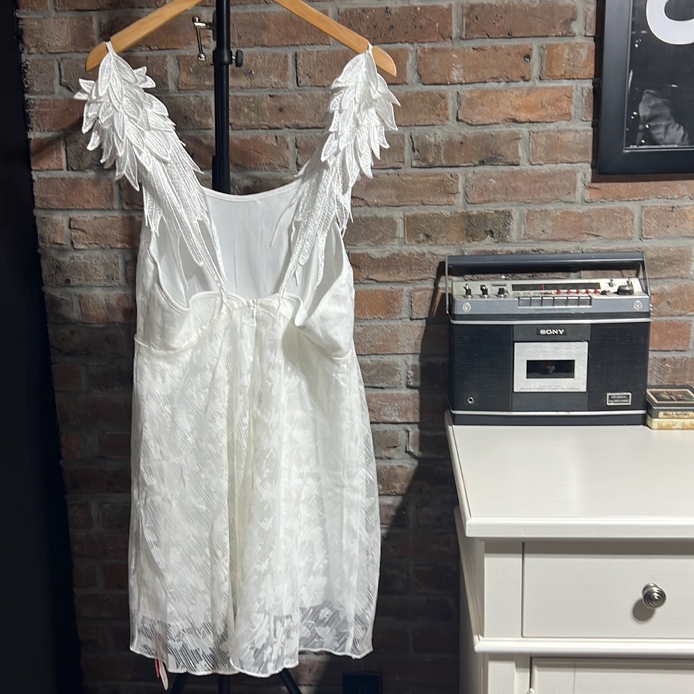 Gorgeous ROMWE white dress with beautiful“angel wings“ stripes - Picture 1 of 16